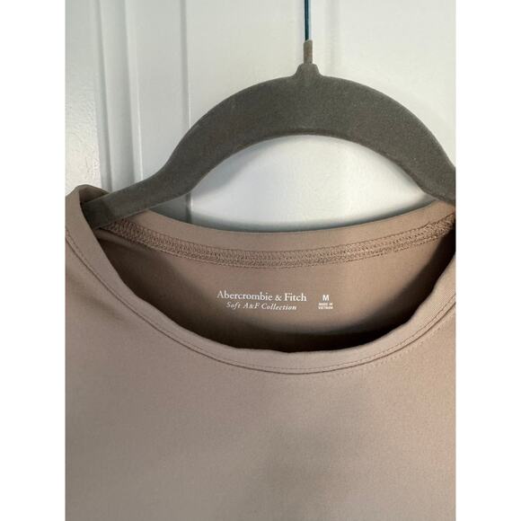 Abercrombie & Fitch Sleeveless Bodysuit Size Medium Nude Tan Padded Shoulders - Picture 2 of 3